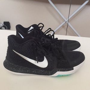 Men’s Black Kyrie 3
